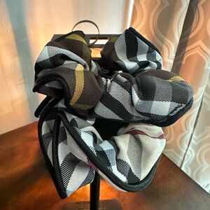 HAIR SCRUNCHIES PLAID SET OF TWO ❤️🖤🤍💛